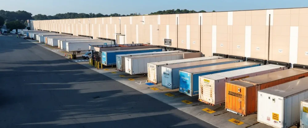 Amazon Freight Lkw-Werft mit mehreren LKWs an der Laderampe