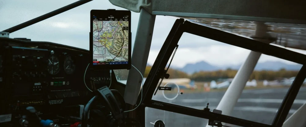 Ein GPS-Tracking-System im Vordergrund, mit dem Sie Fracht verfolgen können