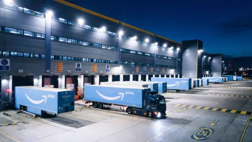 Amazon Loading Bay Freight Shipping & Cargo Transportation Services | Amazon Freight